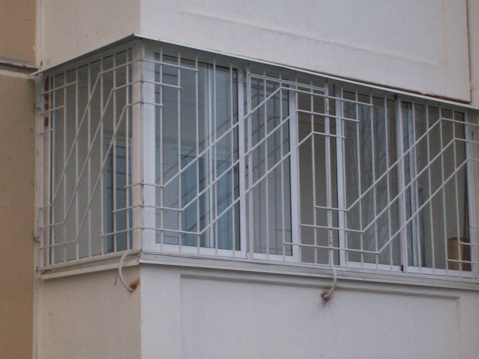 Решетка на лоджию. Решетка из профильной трубы 20х20. Металлические решетки на балкон. Балкон с железной решеткой. Балконная решетка.